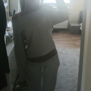 Beige off-shoulder stickad tröja - En stickad offshoulder tröja från pull&bear i storlek xs som inte kommer till användning, färgen är som på den sista bilden💕