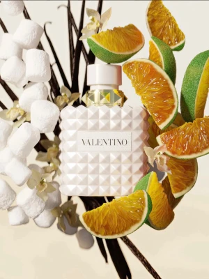 Vit parfymflaska från Valentino (Born in Roma Ivory) - Säljer min 50 ml Valentino born in Roma Ivory som är helt oanvänd. Endast gjort ett testsprut för att känna lukten. Köpt från kicks där den nu är helt slutsåld. Nypris: 1950kr. Kan tänka mig gå ner i pris vid smidig affär