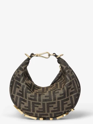Fe**i väska Intressekoll  -  Cool axelväska i brun och svart klassiskt FF-monogram. Till kommer Axel band, går och hålla som på bilden och även under armen som en clutch. Väskan har en halvmåneform och detaljer i guldmetall, samt en unik karbinhake som handtag. Materialet är canvas med läderdetaljer. Perfekt för dig som gillar statement-accessoarer. använd och därav priset 