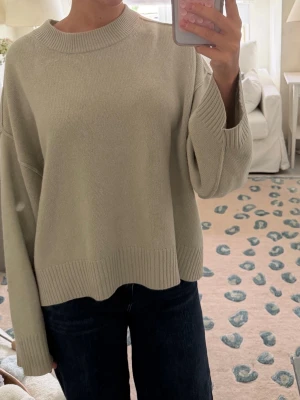 Soft goat tröja  - Super fin soft goat tröja. Tröjan är ljus grön med en oversized look. Osäker på storlek men på lappen står det L. Skulle mer säga att den sitter som en M. Super fin krage. Modellen finns ej kvar men nypris ligger runt 3000kr. Den har ett litet hål - se bild 