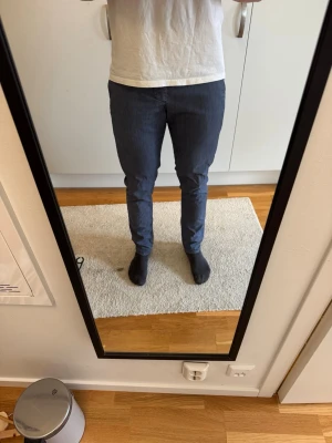 Mörkblå Dondup chinos  - Snygga mörkblå chinos med smal passform och klassiska sidfickor. Riktigt schyssta chinos som tyvärr inte passar mig längre. Storlek 33