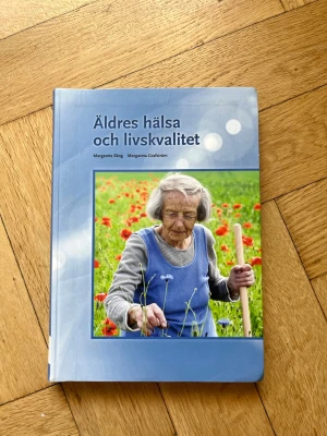 Äldres hälsa och livskvalitet bok - Kurslitteratur med blått omslag och färgbild på äldre kvinna i blomsteräng. Skriven av Margareta Stig och Margareta Grafström. Boken tar upp hälsa, livskvalitet och omsorg för äldre och är indelad i fem delar. Utgiven av Sanoma Utbildning.