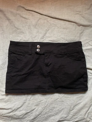 Svart lågmidjad jeanskjol - Denna svarta jeanskjol från H&M har mest legat och skräpat i min garderob! Bäst att någon annan får nytta utav den 💞🌷💞