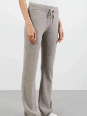 Soft goat mjukisbyxor - Mysiga loungewear-byxor i färgen greige, stickade i 100% kashmir. Köptes 2023 och har inte kommit till användning alls. Kostade 2,5 nu så vill därav ha en del med tanke på priset🙏🏻🤍