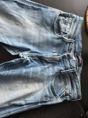 Ljusblå jeans från Replay - Säljer ett par jeans i kill modell, ifrån replay. Storlek 32. Ljusblåa och tajtare ner till. Bra skick! Inga hål.🥰pris går att diskutera