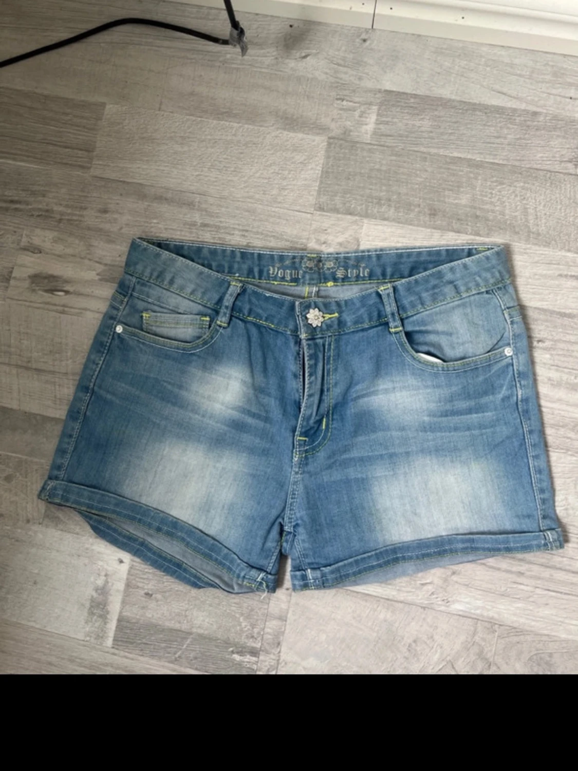 Snygga shorts med gröna detaljer  - 2