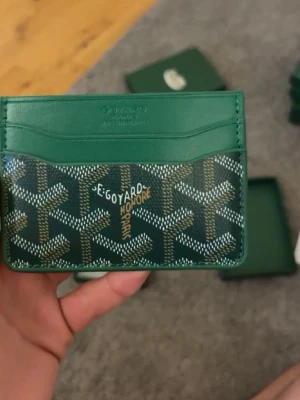 Plånbok - (Bestäm färg eller fråga frågor i min profil,Tack😁)Säljer dessaplånbocker i bästa kvalitet helt nya,finns i olika färger.bara skriva om ni undrar eller vill ha mer information eller bilder.