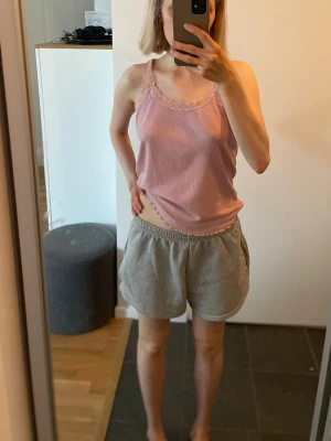 Grå mjuka shorts med resårmidja - Gråa shorts med avslappnad passform och elastisk midja. 10 kr!