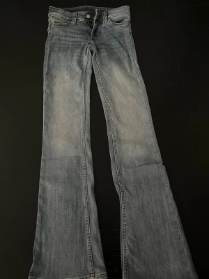 Cheap monday jeans booty bei - Favorit jeans som tyvärr blivit för små. Storlek 25/32 och som passat mig som vanligtvis har xs/s i kläder. Populär modell som länge var slutsåld, speciellt i denna tvätten!💕