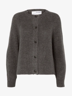 Mörkgrå kofta från Selected Femme - Mysig mörkgrå kofta från Selected Femme med svarta knappar framtill. Tillverkad i ett fluffigt, stickat material, bland annat alpackaull. Perfekt nu inför hösten💕
