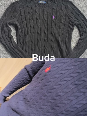 Två stickade tröjor från Ralph Lauren  - Kabelstickad tröja i mörkblått från Polo Ralph Lauren med klassisk rund halsringning och broderad logga på bröstet. Tröjan har långa ärmar och ribbade muddar vid ärmslut och nederkant. Perfekt för en stilren och tidlös look.
