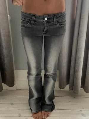 Blekta jeans - Supersnygga populära jeans från weekday med unik tvätt! Storlek 26/30