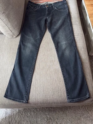 Mörkblå raka jeans - Snygga mörkblå jeans med raka ben och klassisk femficksmodell. Jeansen har subtila slitningar framtill och kontrastsömmar. Passar perfekt till en avslappnad och trendig stil. Materialet är denim i bomull. Storlek w29/l32 tror det motsvarar en s