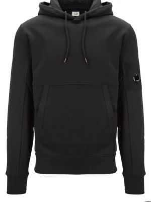 Svart hoodie med ficka och patch - Snygg svart hoodie med huva och dragsnören från CP Company, stor magficka och en unik patch på ärmen. Hoodien har ribbade muddar och en clean, modern look som passar perfekt till streetwear-stilen. Tillverkad i mjukt material för maximal komfort. Köpt på debut kvitto finns ordenarie pris 2500.