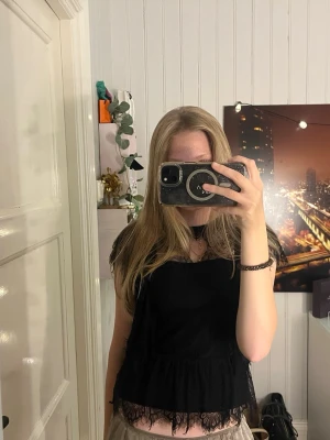 Svart spetsblus med volangdetaljer - Köpt från Plick, knappt använd sedan dess💕märket är ”reserved”