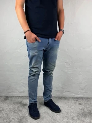 Replay jeans  - Ett par riktigt snygga jeans från replay i storlek W33 L30 i modellen Anbbas  hyperflex