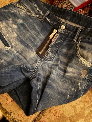 Dsquared2 jeans Cool Guy Jean - Säljer ett par dsq2 jeans i storlek 46 som inte kommer till användning. Äkta och inköpta av mig för många år sedan på Kullagatan i Helsingborg. Lapp på baksidan något tråkig som kan ses på bild.