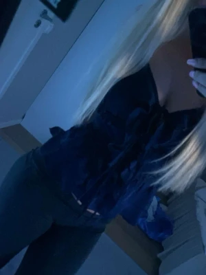 Marinblå volang topp med snören - Jättefin volangtopp aldrig använd då den inte passade. 
