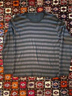 Randig vintage tröja  - Säljer en otroligt stilren och simple randig tröja som är otroligt fräsch. Märket heter plaza day och är 100% bomull! Storlek är M/L! Hör av dig vid frågor om tröjan osv!