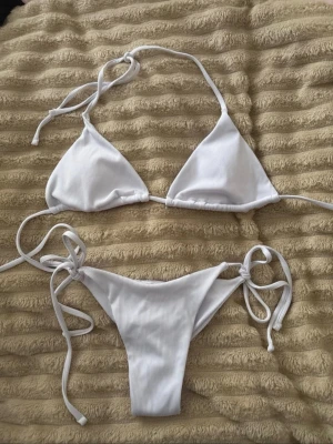 vit bikini - vit bikini, i princip oanvänd med inga defekter