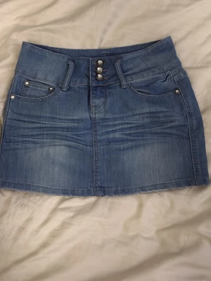 Jeans kjol  - Säljer en helt ny jeans kjol som är lite förstor för mig !! Jätte snygg 🤩 passar någon som har storlek S/M 💗 