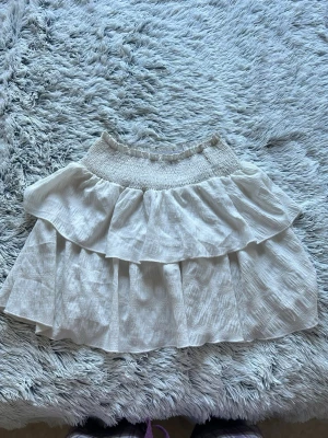 Vit kjol från shein - En fin kjol köpt från shein, nästan aldrig använd, tror nypris var 149 kr? Står att det är storlek 11-12 år, men skulle säga att det är en S💕(väldigt bra skick!)