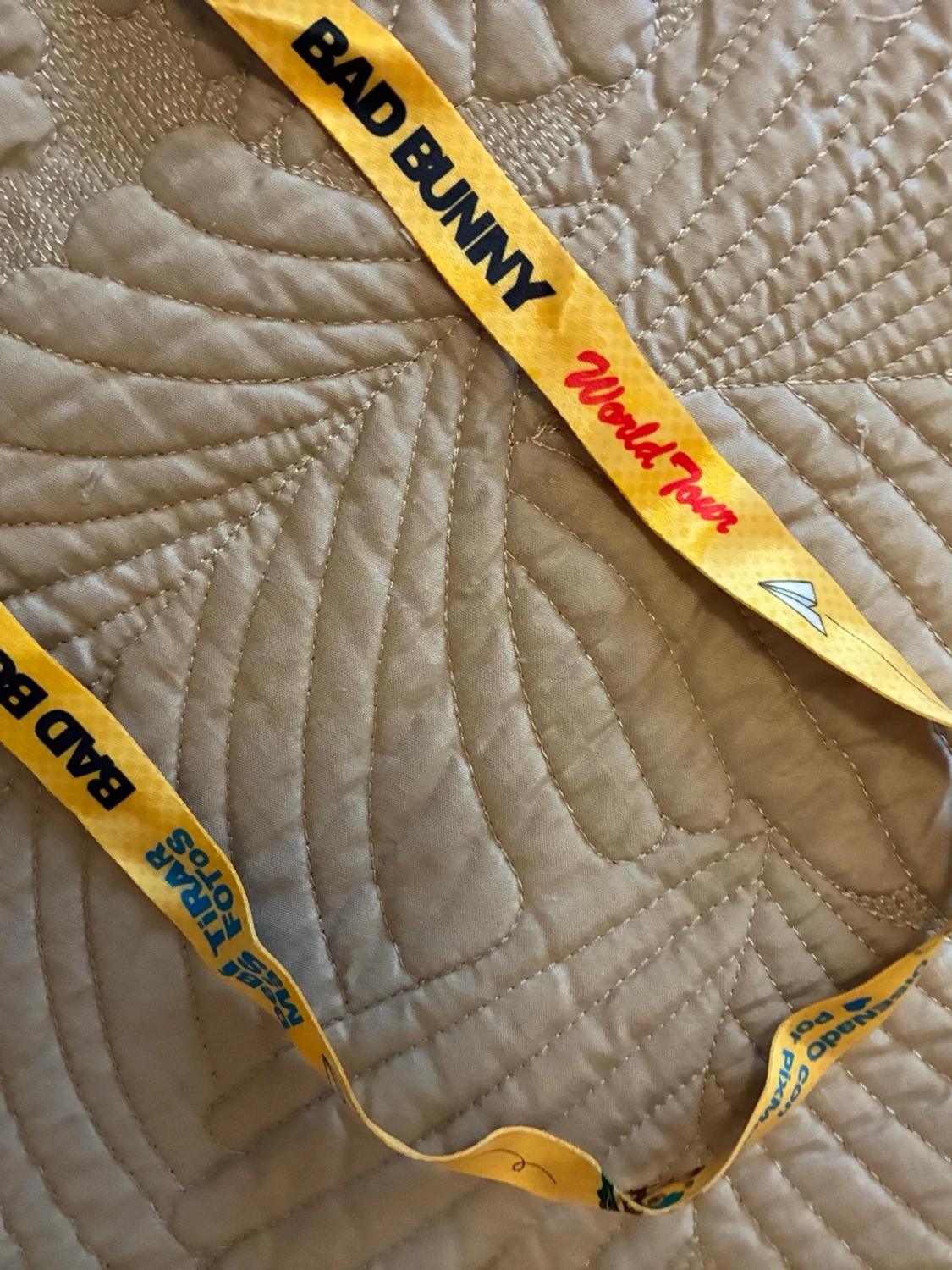 Kameraformad accessoar med gul rem från Artisten Bad Bunny - 6