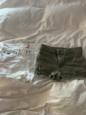 Jeansshorts 2pack - Jätte snygga jeansshorts. Dom vita har solblekts och har alltså då en fläck där bak. Dom andra jeansshortsen är det inget fel på