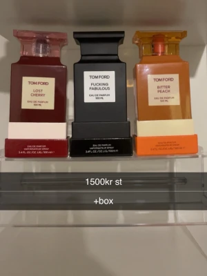 Tom Ford parfym 100 ml - MAN FÅR EJ ALLA TRE. Säljer tre exklusiva Tom Ford parfymer: Lost Cherry i mörkröd flaska, Fucking Fabulous i svart flaska och Bitter Peach i orange flaska. Alla flaskor är 100 ml och har den ikoniska fyrkantiga designen med tydliga etiketter framtill.