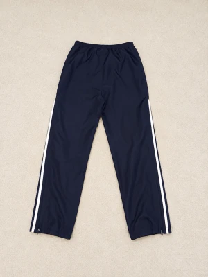 Reebok active mörkblåa byxor baggy - Snygga marinblå träningsbyxor med vita ränder längs sidorna. Byxorna har resår i midjan och raka ben med dragkedja vid benslut. Tillverkade i ett lätt och smidigt material som passar perfekt till sport och träning.   Skickas inom några timmar 