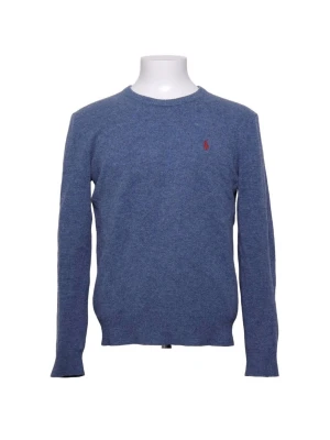 Blå stickad tröja Ralph lauren  - Klassisk blå stickad tröja med rund halsringning och lång ärm. Tröjan har en liten röd broderad logga på bröstet och ribbade muddar vid ärmslut och nederkant. Perfekt för lager på lager och enkel att matcha med jeans.
