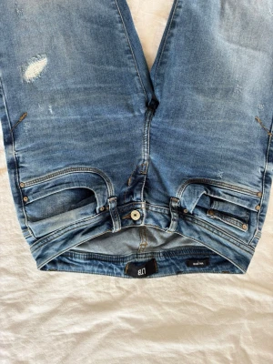 Blå bootcut jeans med slitningar - Säljer mina LTB jeans som tyvärr inte kommer till någon användning längre. Storleken på jeansen vissar jag på bilden. Skicka till mig om ni vill ha bilder med Jeansen  på😁