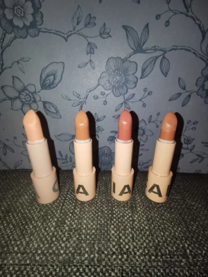 Fyra läppstift från CAIA - Säljer fyra stycken läppstift från Caia i använt skick. No Drama, Epic Babe, Chic och Lyric Lips 50:- styck plus frakt. 