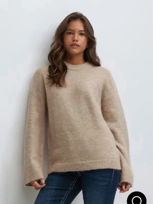 Beige oversized stickad tröja - Mysig beige stickad tröja, bara använd en gång. Säljer då jag inte använder den 💕