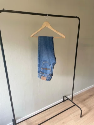 Nudie Jeans 👖  - Nudie Jeans – Strl W28/L32 👖 Ljusblå jeans från Nudie Jeans i klassisk modell. Snygg tvätt med ikoniska bakfickor och en passform som passar till det mesta. I fint begagnat skick. 📏 Storlek: W28/L32 📦 Skick: Bra begagnat skick 💬 Hör gärna av dig vid frågor eller om du vill ha fler bilder!