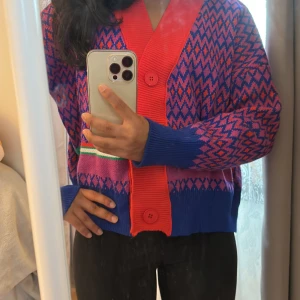 Mönstrad kofta  - En så härligt mönstrat stickad kofta, som passar perfekt till kalla sommarkvällar 🥰! Koftan är i storlek s