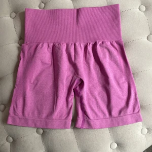 Gymshorts - Gymshorts som är en dupe för NVGTN contour shorts. Lika i material o hur de sitter, de har inte loggan där bak. Använda en gång, inga skavanker. Köpta från amazon.