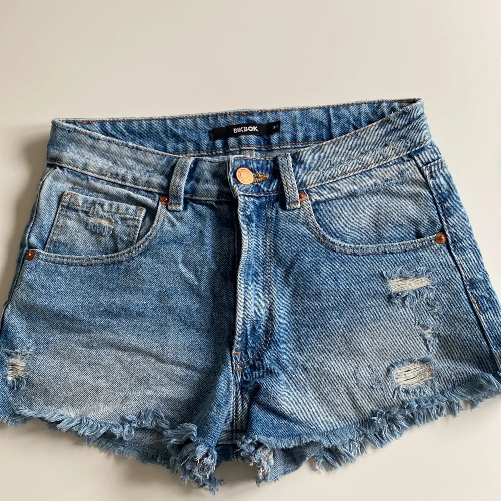 Ett par superfina mid waist jeansshorts från bik bok. Det är i superbra skick! . Shorts.