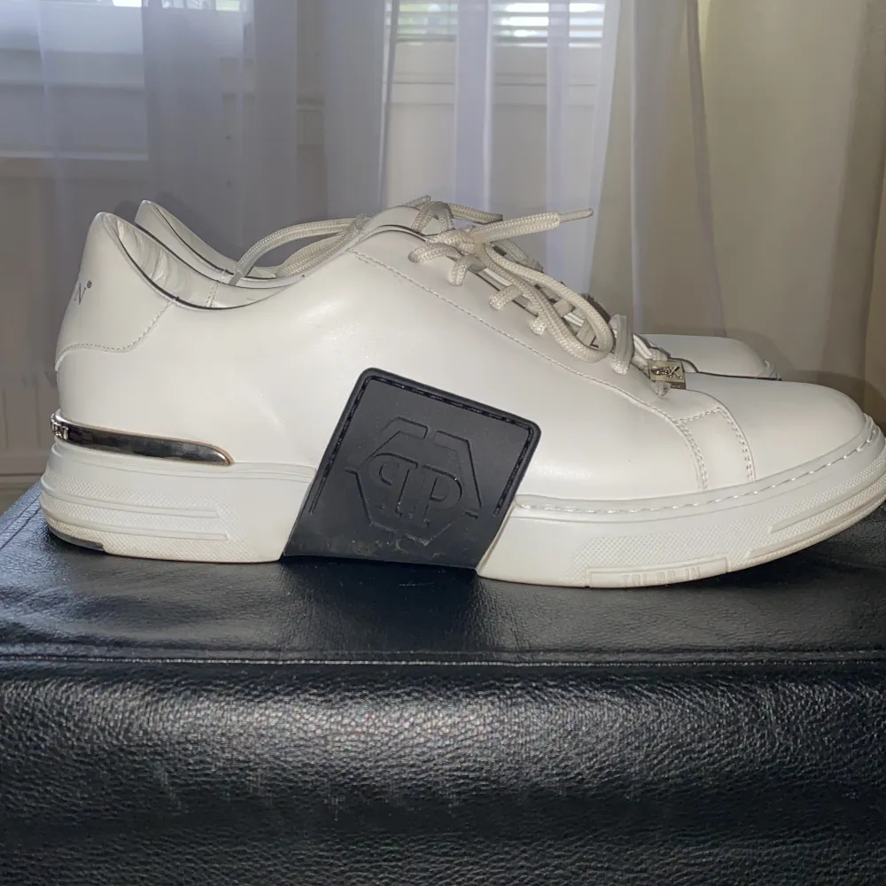 Mycket fina Philipp Plein skor som jag säljer då jag rensar garderoben, storlek 46 och har använt dom ett fåtal gånger, Äkta men har inget kvitto då jag köpte dom för något år sen. Köpta för 6000kr Pris kan diskuteras . Skor.