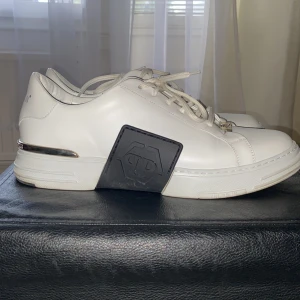 Philipp Plein Skor  - Mycket fina Philipp Plein skor som jag säljer då jag rensar garderoben, storlek 46 och har använt dom ett fåtal gånger, Äkta men har inget kvitto då jag köpte dom för något år sen. Köpta för 6000kr Pris kan diskuteras 