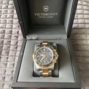 Victorinox Swishs army klocka  - En herr klocka från Victorinox Swiss Army, modellen heter ”Maverick Chronograph”  batteriet är gammalt därav behöver den bytas ut, vilket man enkelt kan göra i en klockbutik. Klockan är i fint skick. Nypris 8500kr