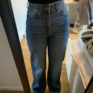 Mörkblå jeans - Mörkblåa high waisted jeans. Använt få gånger 