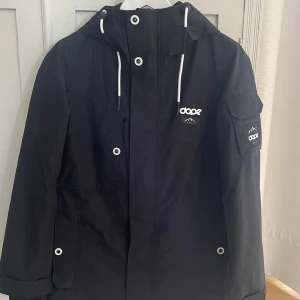 Dope jacka - Pris är diskuterbart, Skriv för fler bilder, Jätte fin dope jacka som är helt i nyskick!! Använd en vecka i vintras. Inga defekter. Storlek Xxs. Nypris 2099