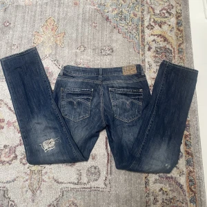 Low Waist jeans - Lågmidjade vintage jeans som har ett inbyggt snöre i midjan så storleken går att justera, passar någon som är runt 170💕