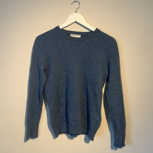 Blå kashmirtröja - Mörkblå 100% cashmere tröja från purecashmerenyc. 