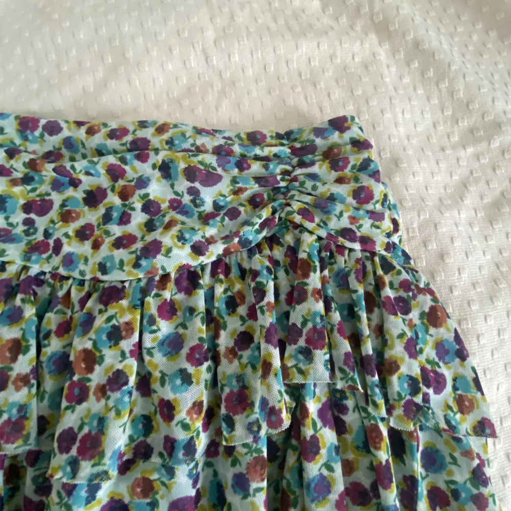 Jag säljer en blommig kjol från zara. Den är använd fåtal gånger och ny skick 💕. Kjolar.