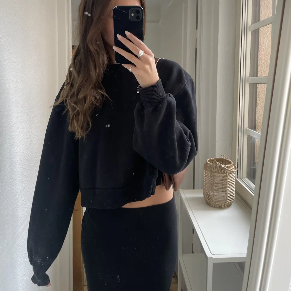 Svart sweatshirt från NA-KD, Josefine HJ:s kollektion. Strl XS, sitter oversized på mig som vanligtvis bär S.. Tröjor & Koftor.