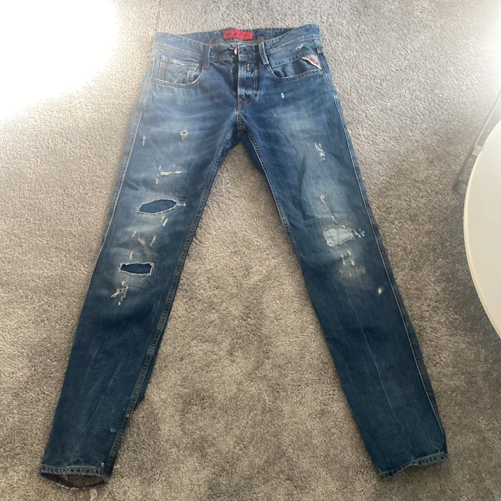 Replay jeans med hål i skick 9/10. . Jeans & Byxor.