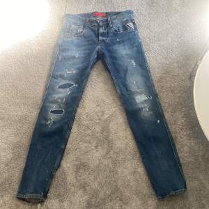 Replay jeans med hål i skick 9/10. 