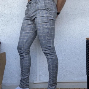 Snygga byxor - Skinny fit byxor i snyggt mönster. Sitter lite för tight för mig numera, tyvärr lite dåligt med stretch i tyget.